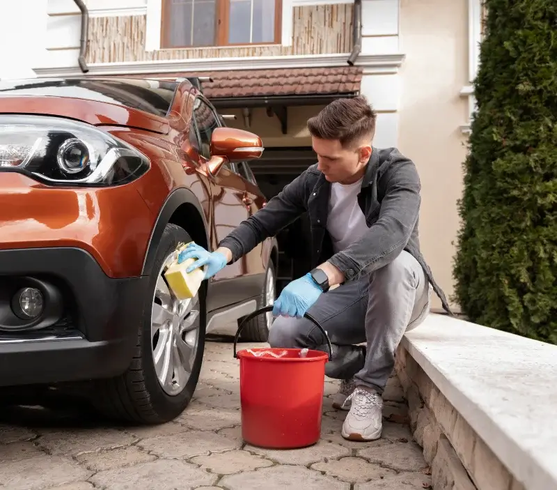 Lavage auto à domicile Beaumont-la-Ferrière : professionnel intervenant sur un véhicule